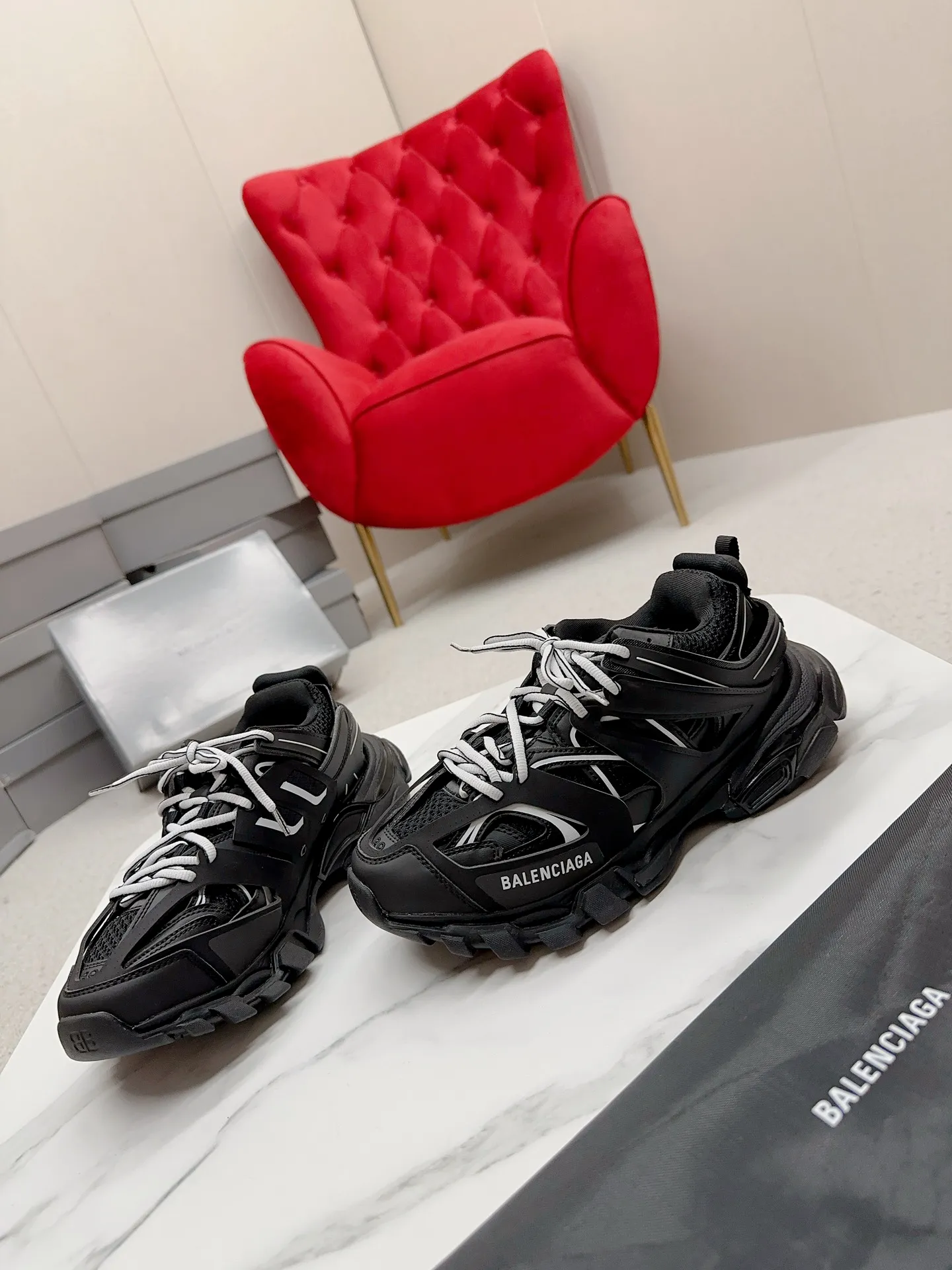 👟👟Ex-factory price 980👟👟 Men's size +10 𝐁𝐚𝐥𝐞𝐧𝐜𝐢𝐚𝐠𝐚|||𝐭𝐫𝐚𝗰𝐤 series 𝟑.𝟎Three generations of sports dad shoes‼ ️ [Top high-end quality from Dongguan Factory] Balenciaga dad shoes ~ super fashionable ~ full and three-dimensional shoes ~ amazing lines ~ very soft and light on the feet ~ super comfortable ~ versatile for commuting ~ can be paired with mid-calf socks, bell bottoms, wide-leg pants, overalls, very high-end ~ very manly and handsome ~ suitable for spring, summer, autumn and winter all year round... ⇢✈ Upper: Exclusive 1:1 original molded custom imported technical fabric mesh + imported cloth + 3M reflective strips [composed of 108 sub-pieces] ⇢✈Inner lining: Breathable mesh ⇢✈Outsole: Exclusive 1:1 original molded PU+TPU+EVA+rubber, a total of 13 sets of grinding tool combinations ⚠️Difference in market currency ~ high-end quality is definitely different ⇢✈𝐒𝐈𝐙𝐄Females: 35, 36, 37, 38, 39, 40 ⇢✈𝐒𝐈𝐙𝐄Men: 39, 40, 41, 42, 43, 44, 45